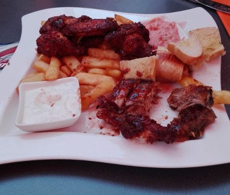 Chicken Wings, Spareribs und Fries - Eine tolle Vorspeise 