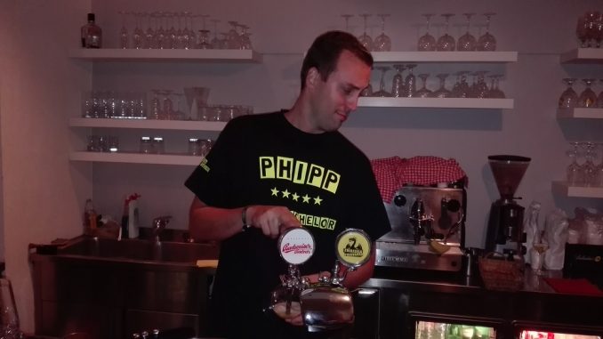Philipp beim Bier zapfen - Nur eine der vielen Aufgaben eines Polterabends